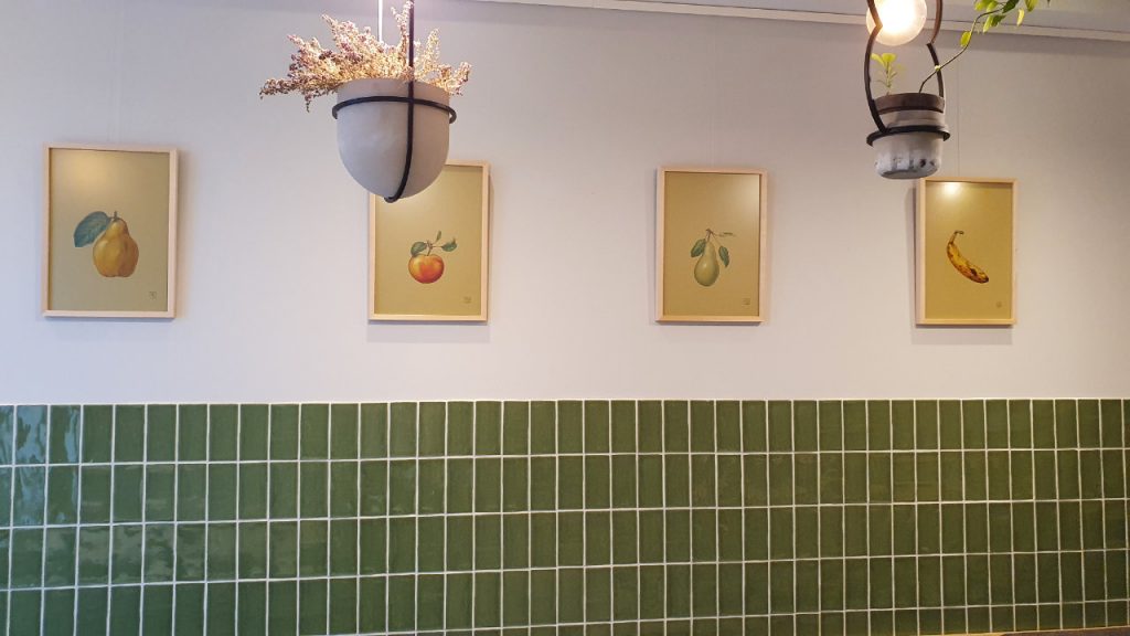 Bilder hängen an einer Wand